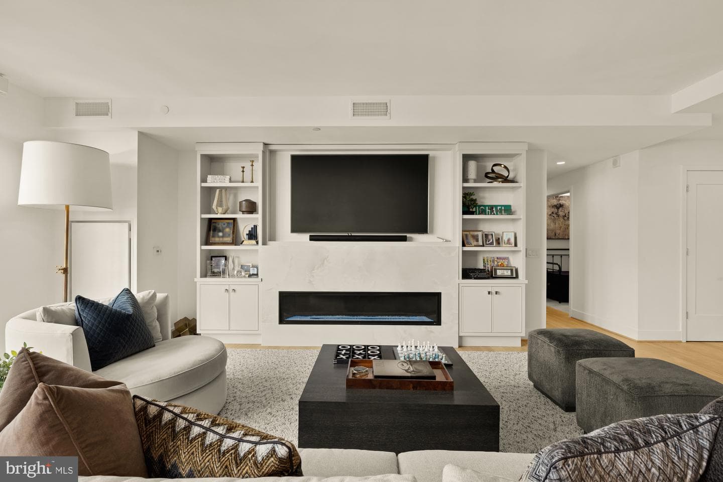 45 Sutton Square SW #906 photo 5