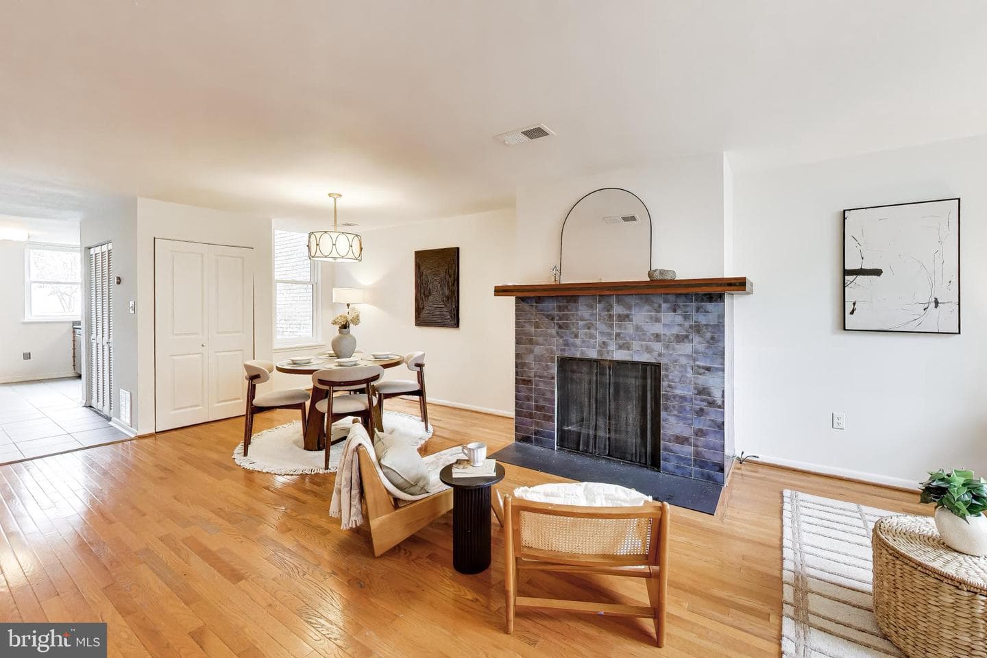 1332 Emerald Street NE photo 5