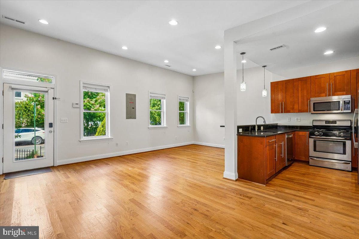 1339 C Street NE photo 5