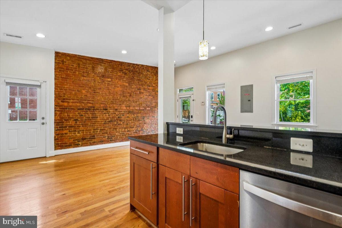 1339 C Street NE photo 9