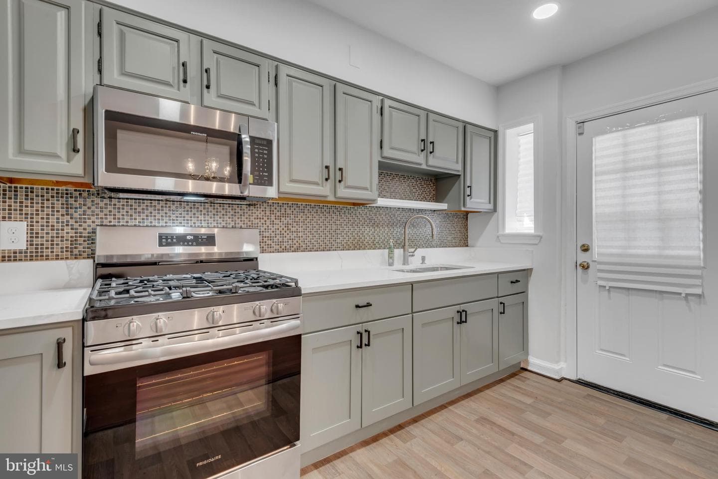 1527 Montana Avenue NE photo 8