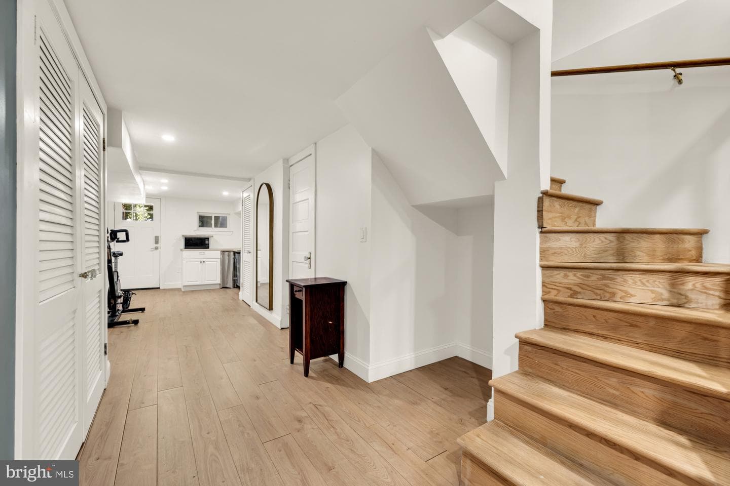 908 Girard Street NE photo 30