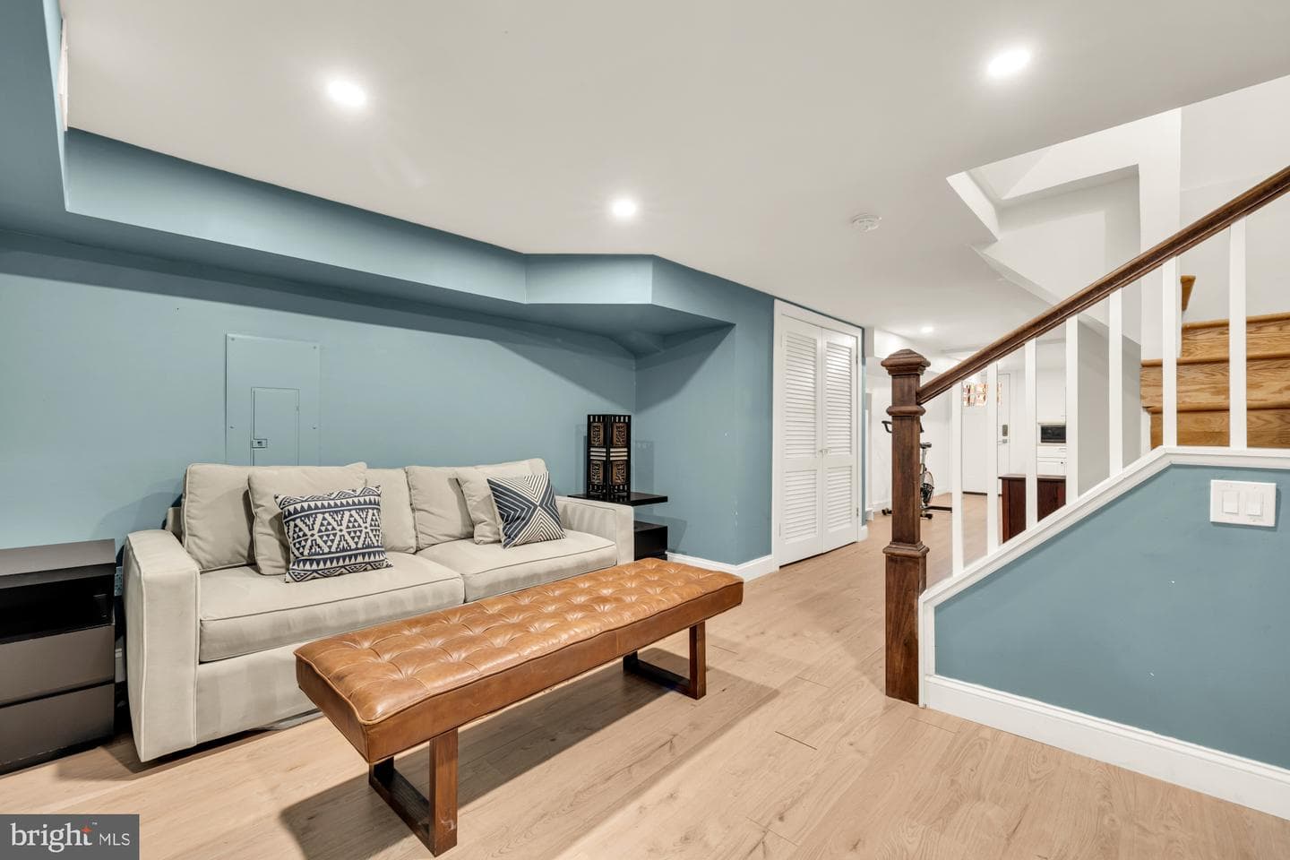 908 Girard Street NE photo 31