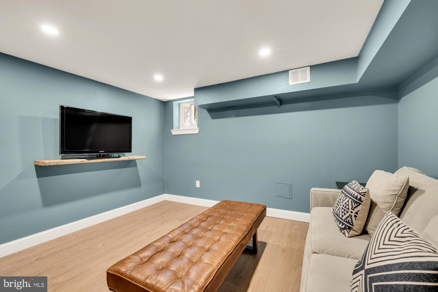 908 Girard Street NE photo 32
