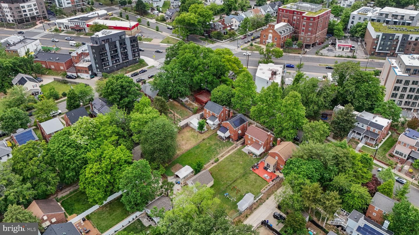1711 Girard Street NE photo 32