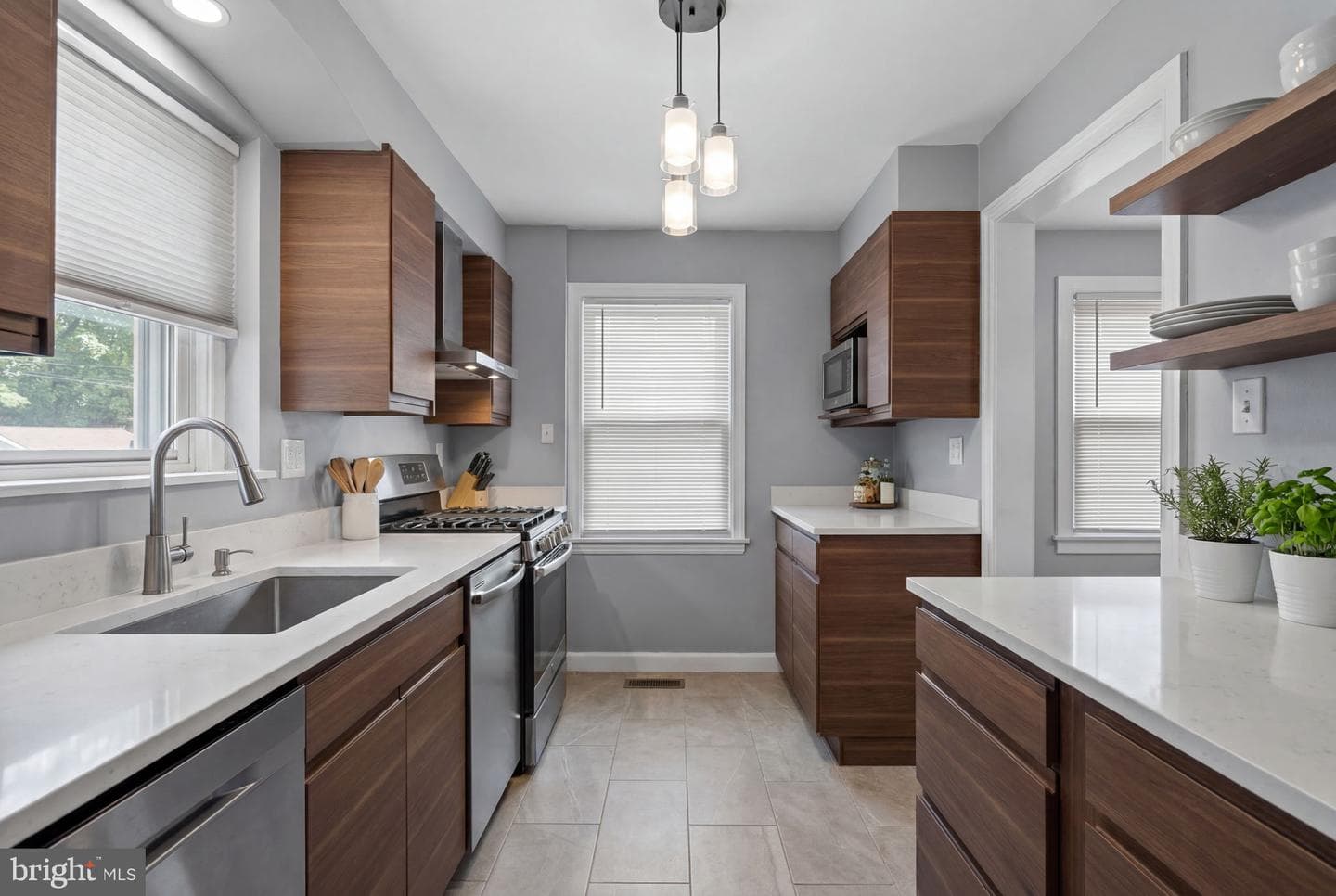 1711 Girard Street NE photo 8