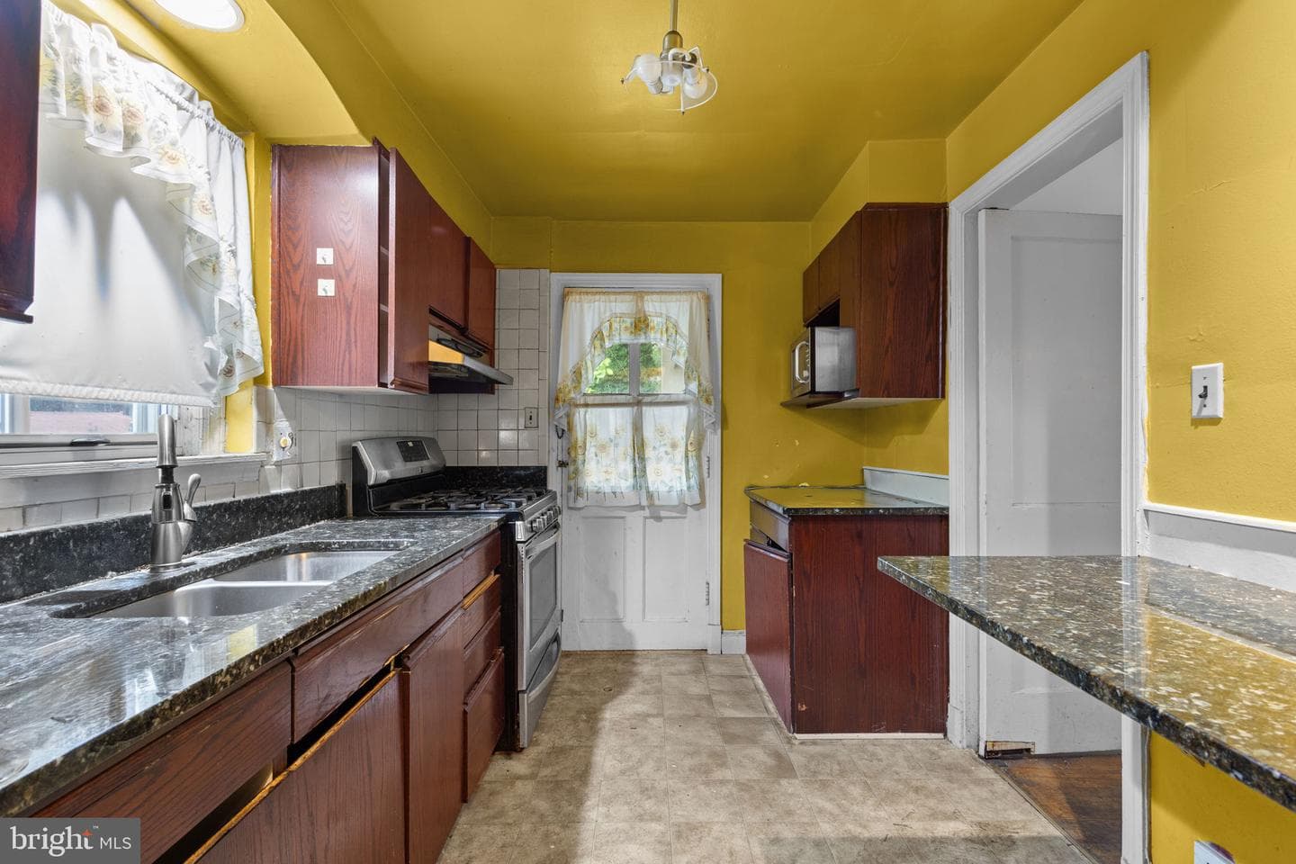 1711 Girard Street NE photo 9
