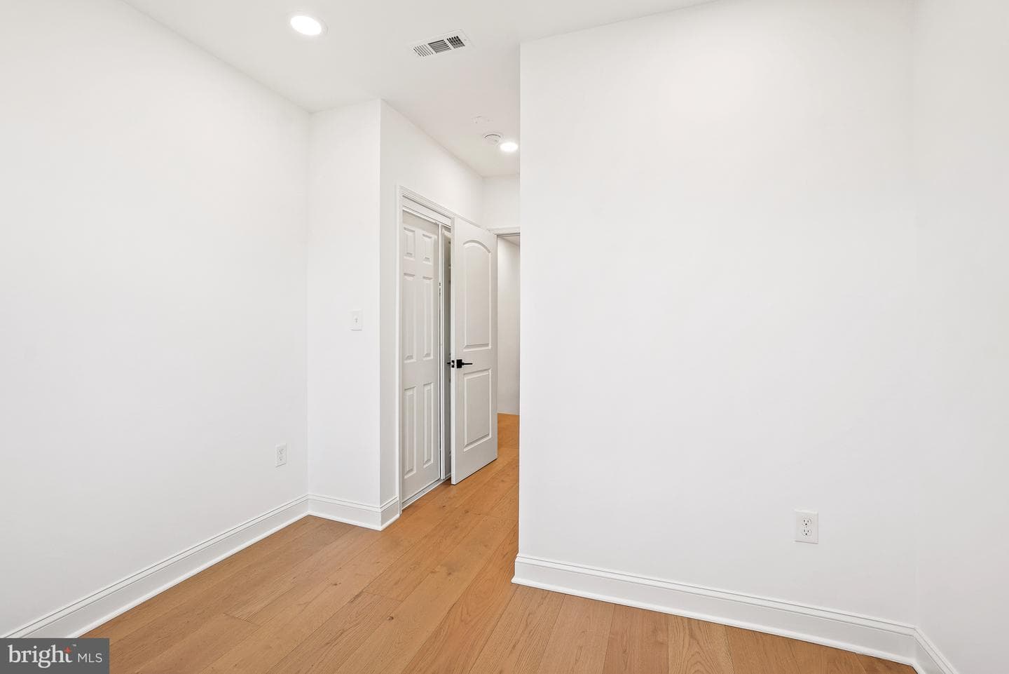 1529 Isherwood Street NE photo 15