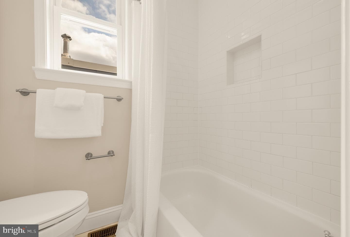 647 A Street SE photo 28