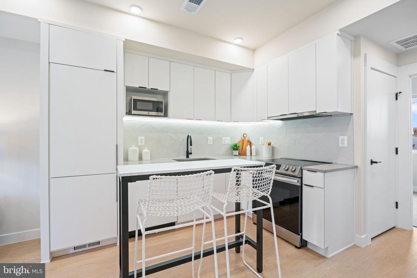 733 8th Street SE #303 photo 4