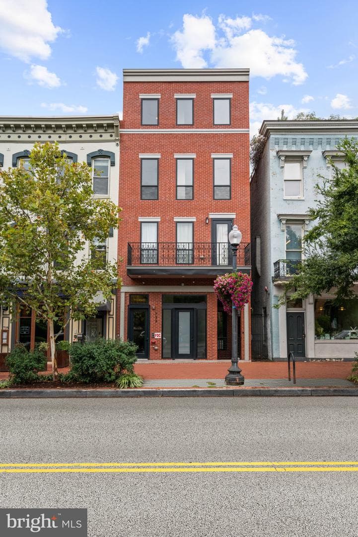 733 8th Street SE #304, Washington