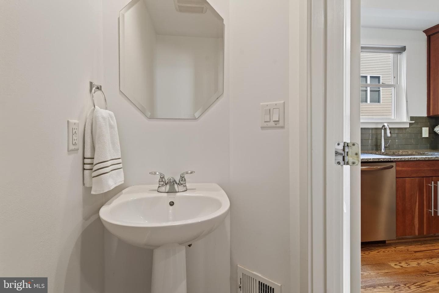 349 L Street SE photo 9
