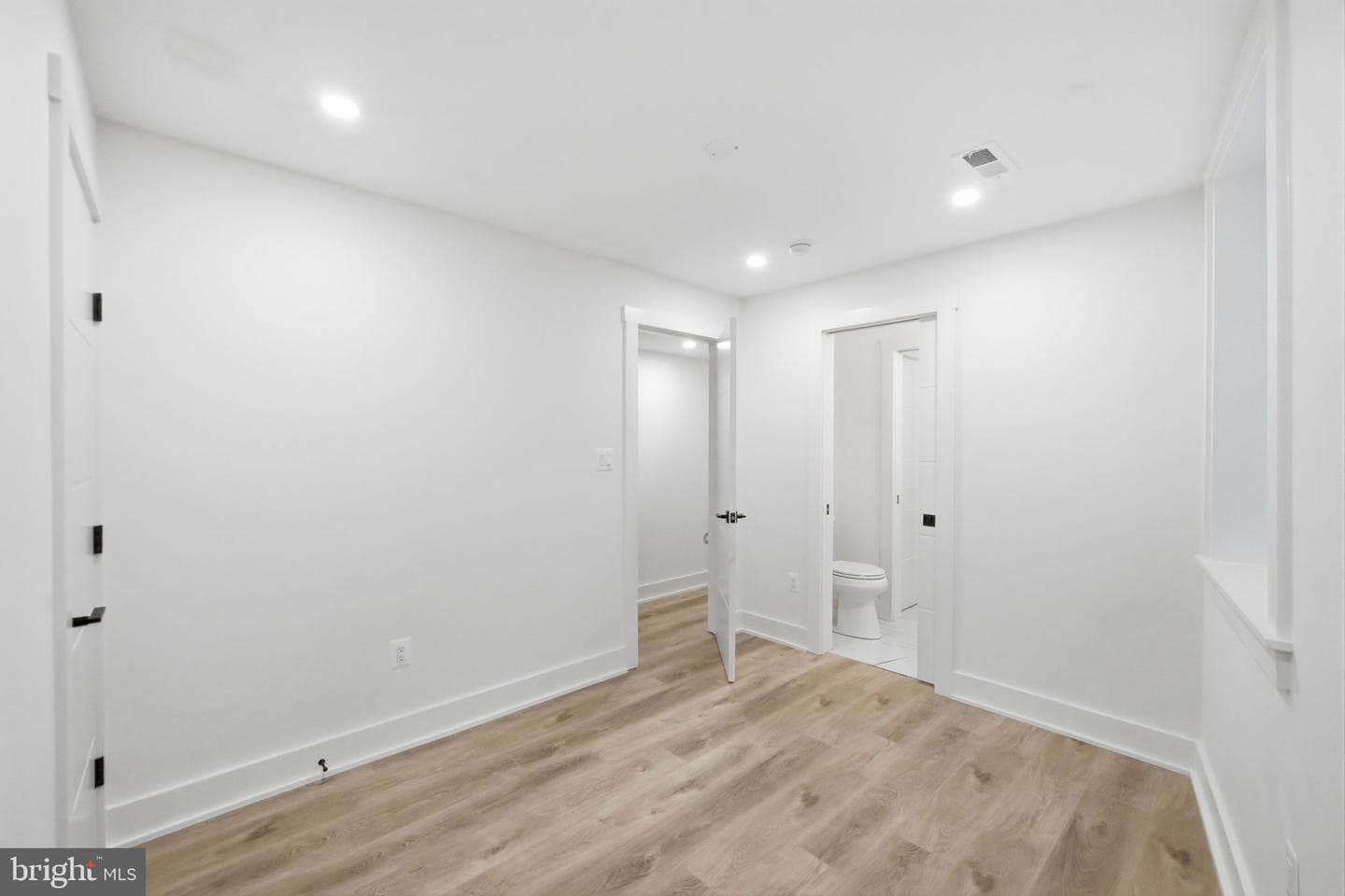 1933 Calvert Street NW photo 67