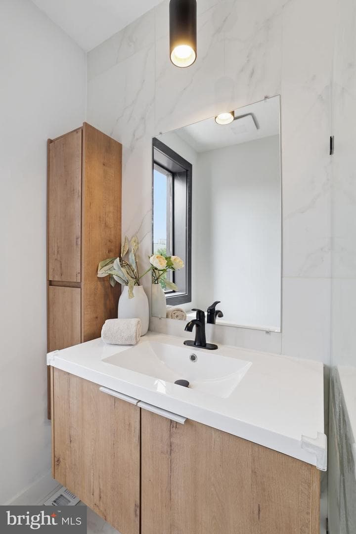1024 Spring Road NW photo 23