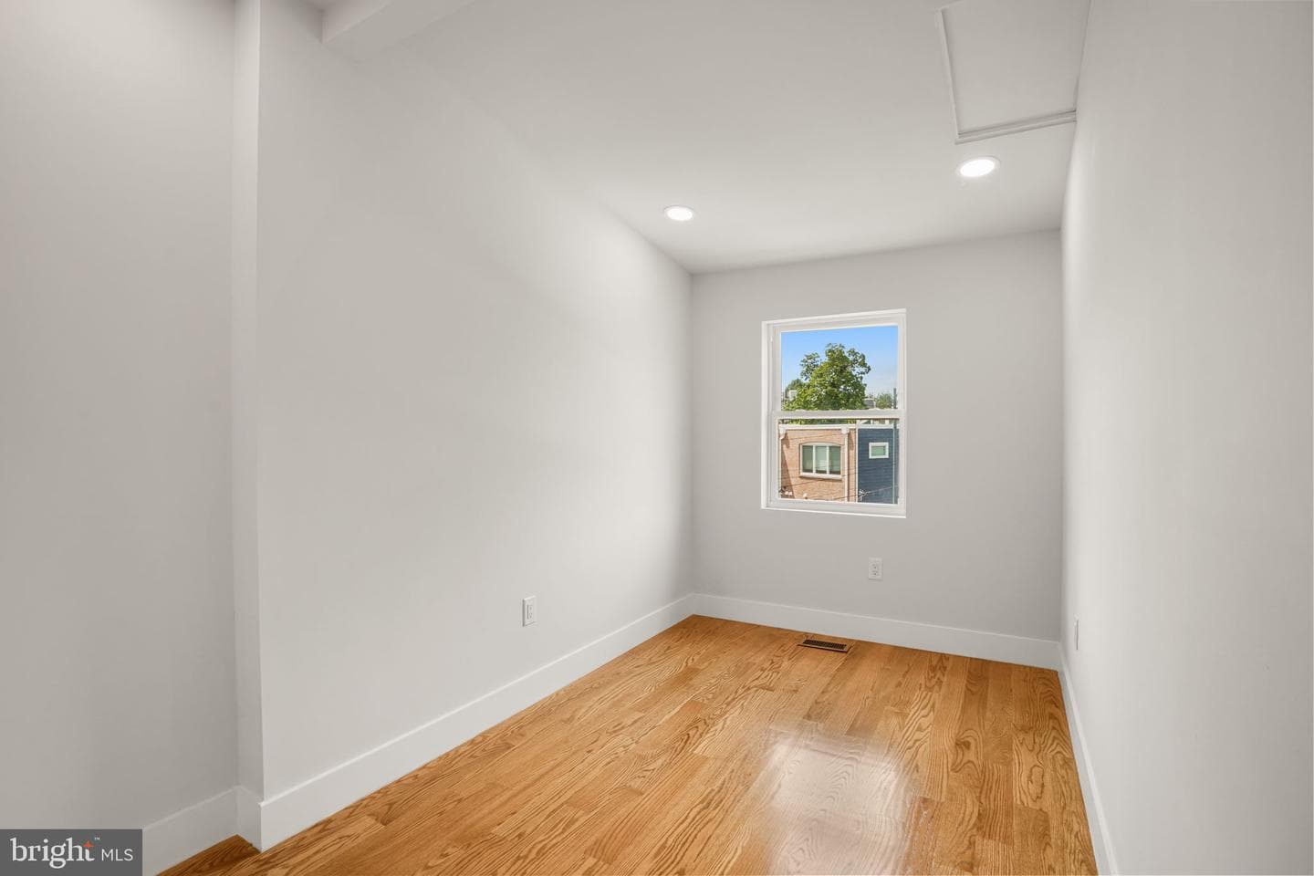 1734 Potomac Avenue SE photo 25