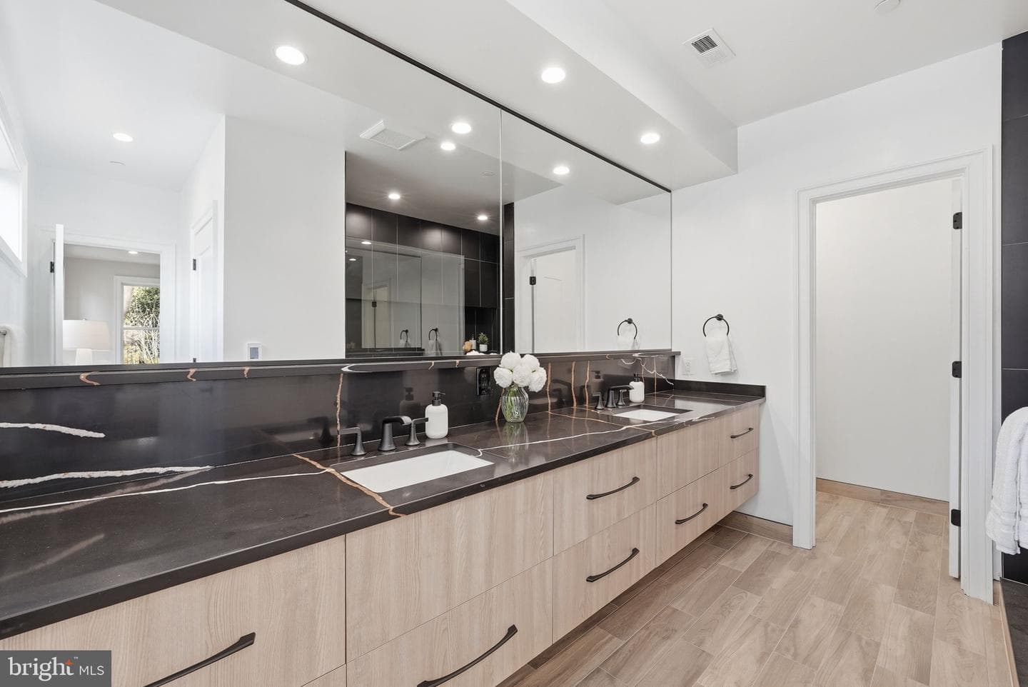 5047 Macarthur Boulevard NW photo 29