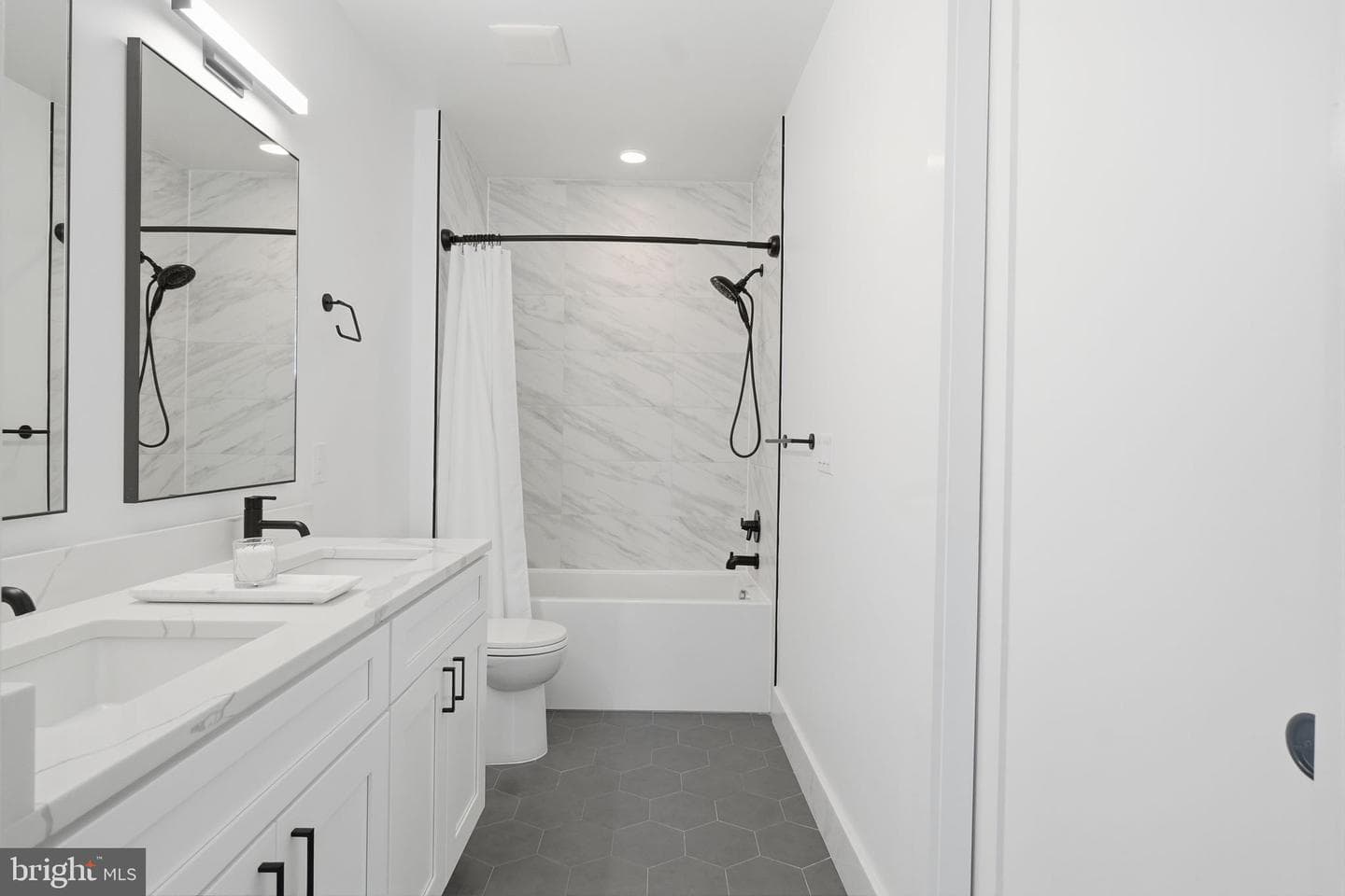 646 Newton Place NW #203 photo 20