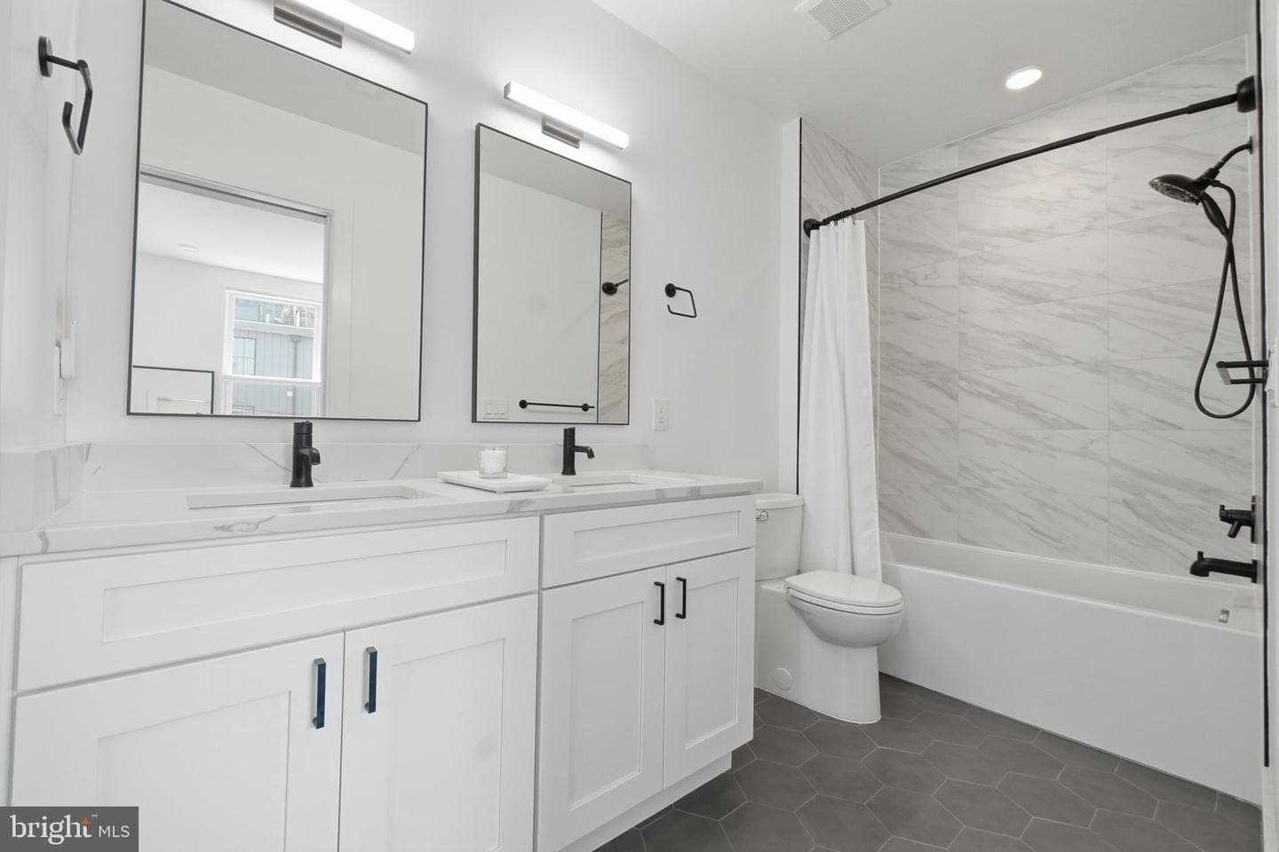 646 Newton Place NW #203 photo 21