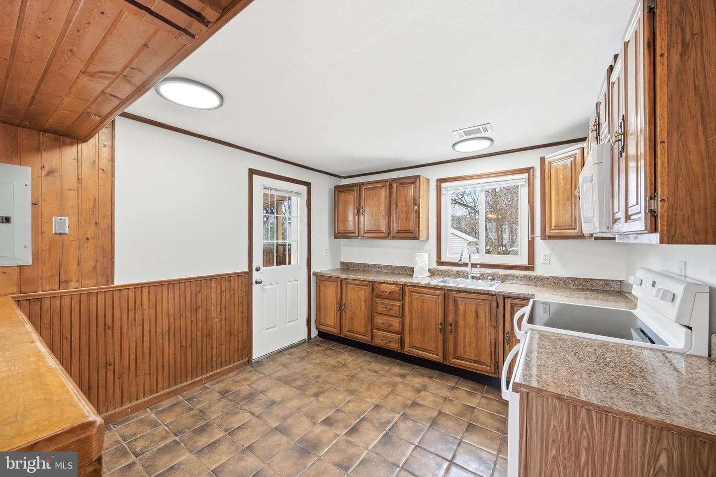 652 Chapelview Drive photo 16
