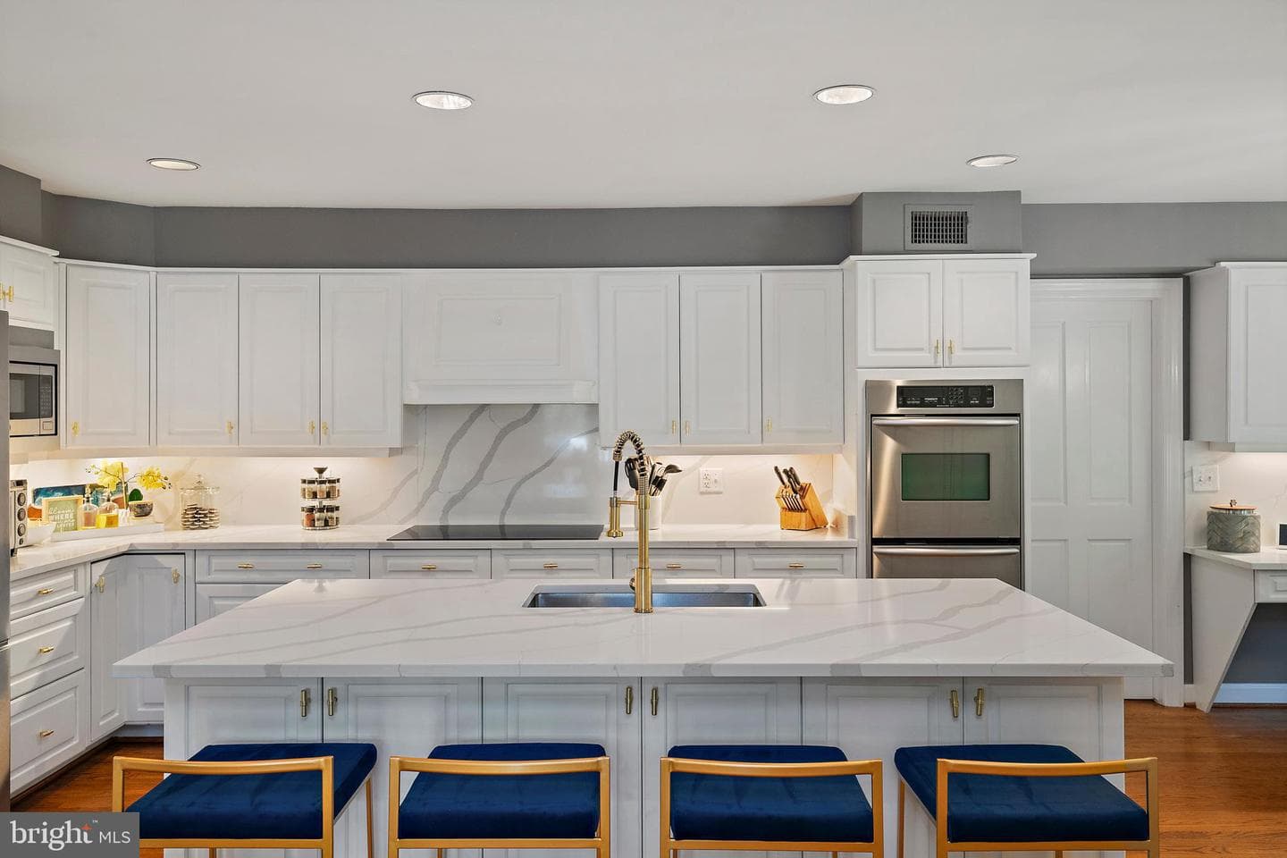 812 Coachway photo 21