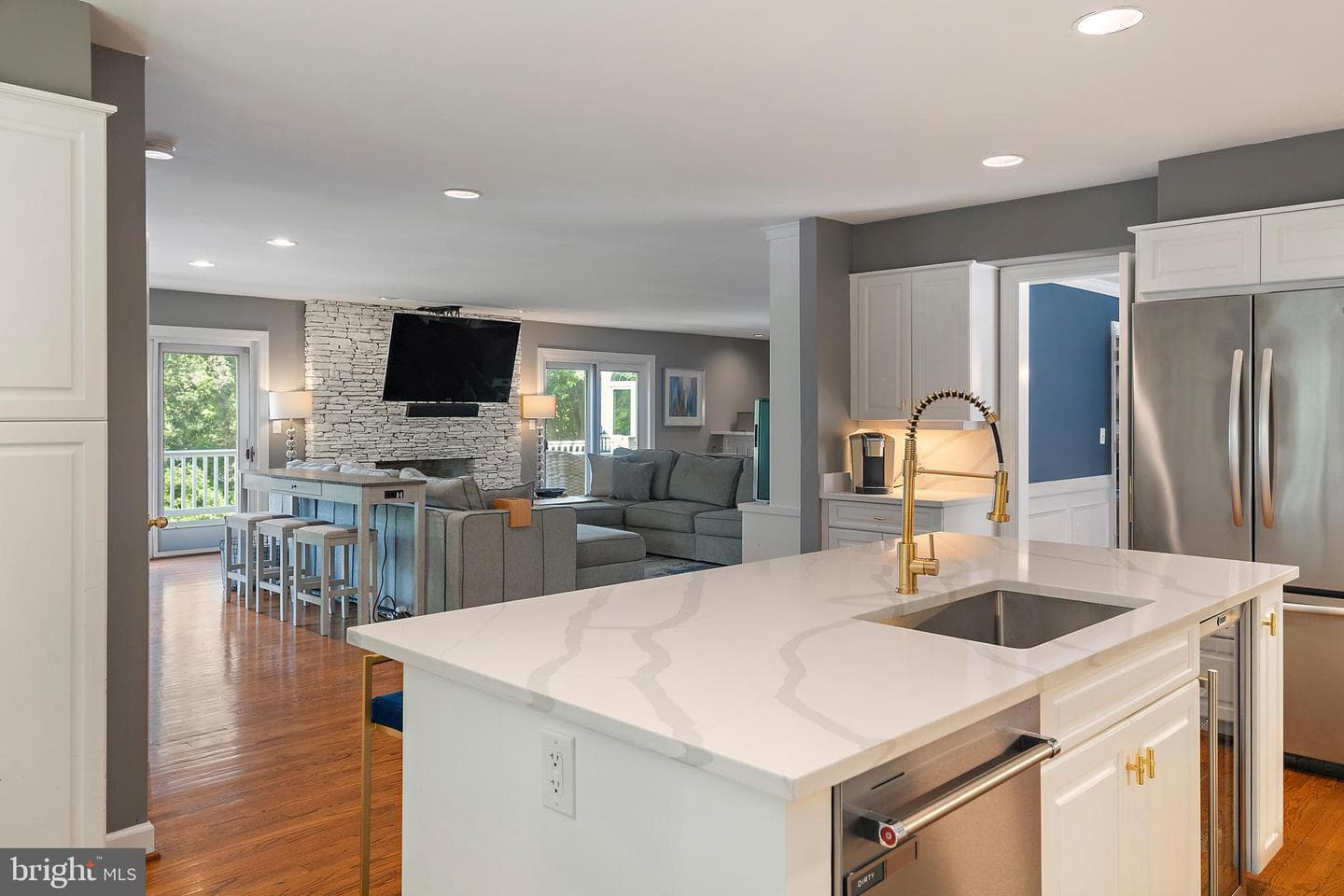 812 Coachway photo 22