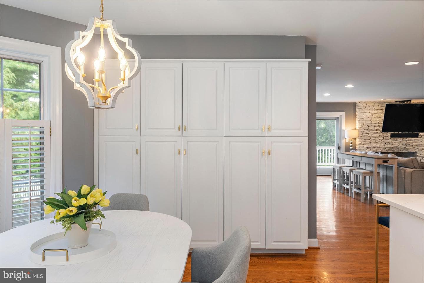 812 Coachway photo 25
