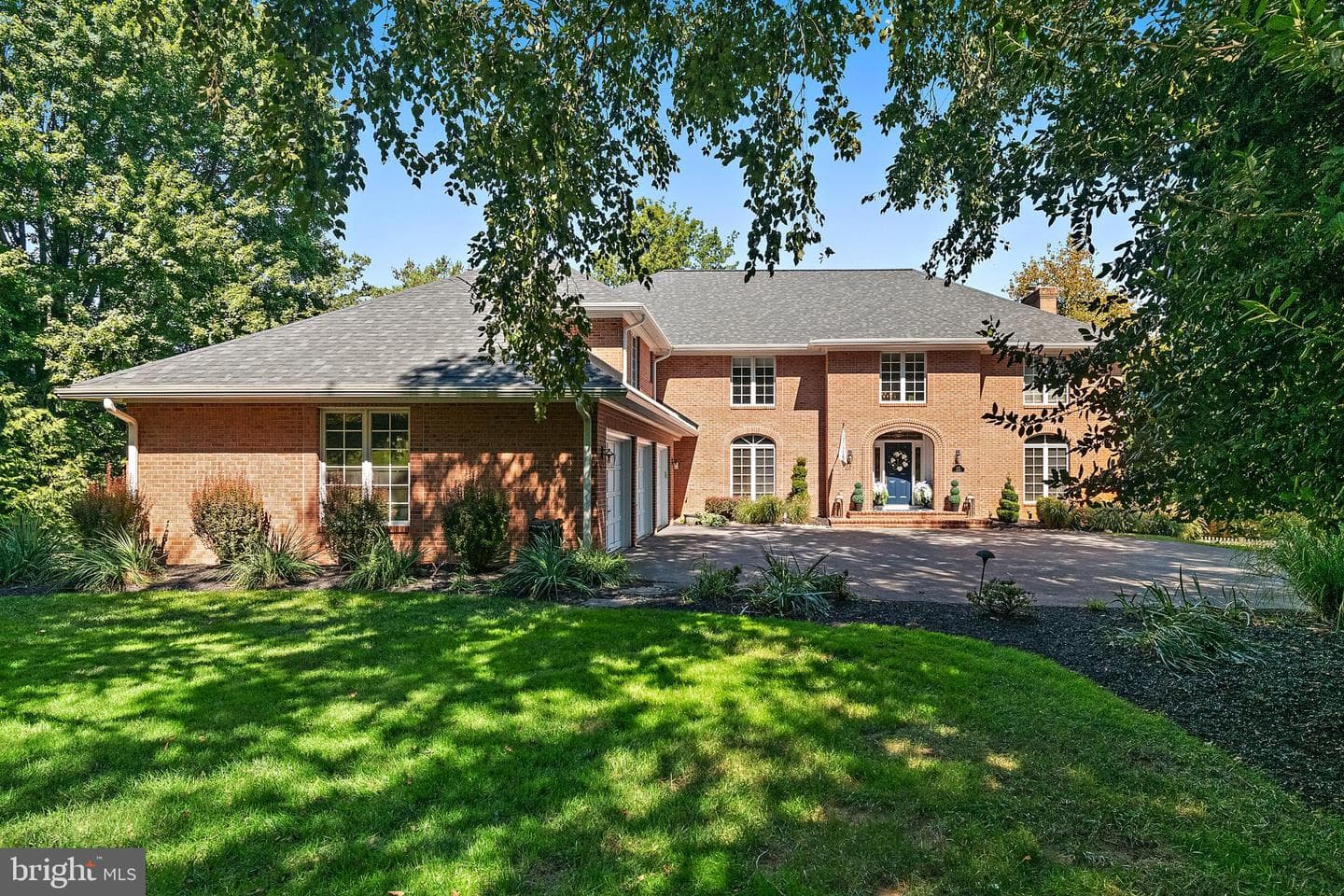 812 Coachway photo 3