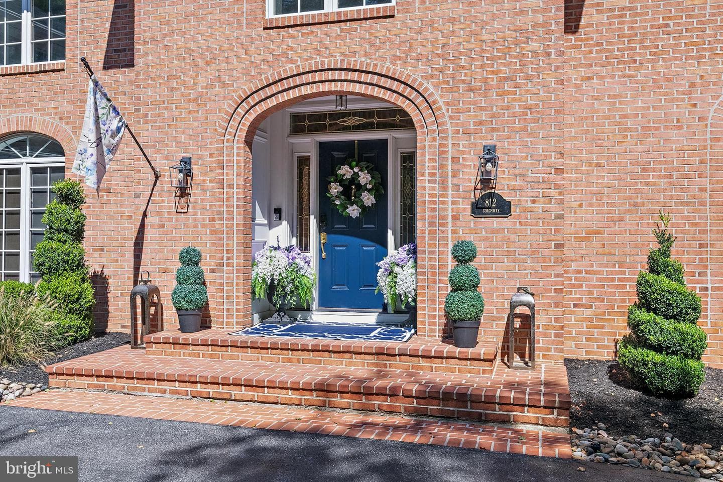 812 Coachway photo 4
