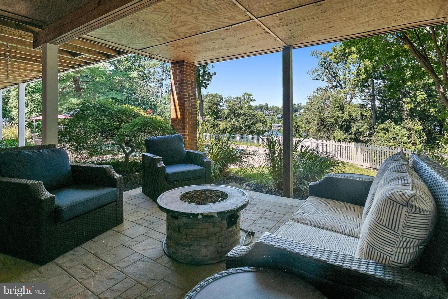812 Coachway photo 52