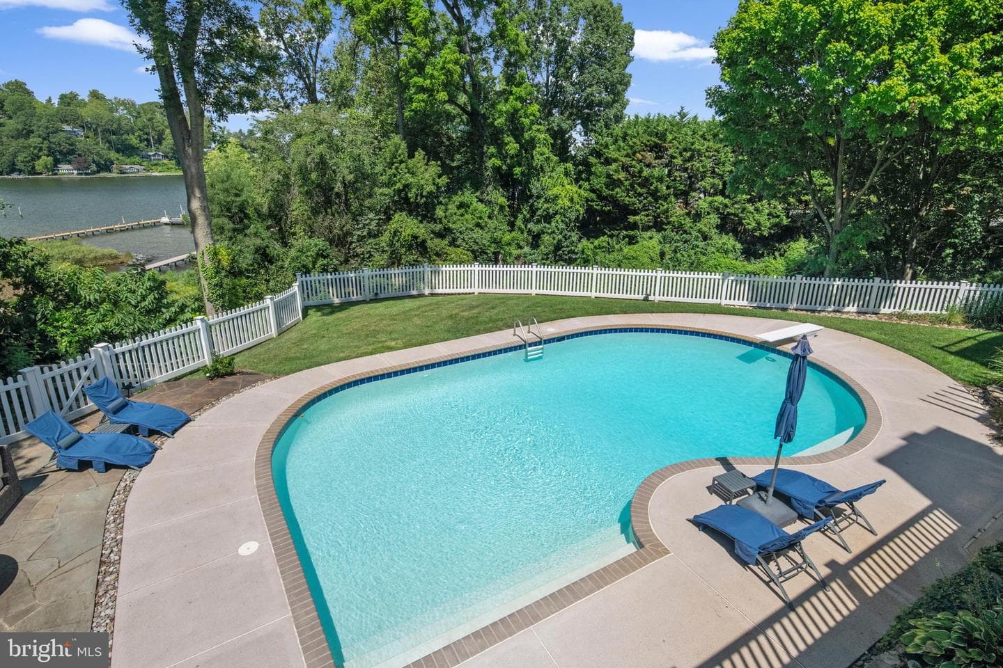 812 Coachway photo 64
