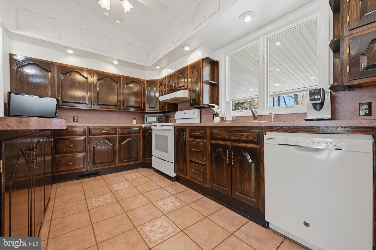 352 Riverside Drive photo 13
