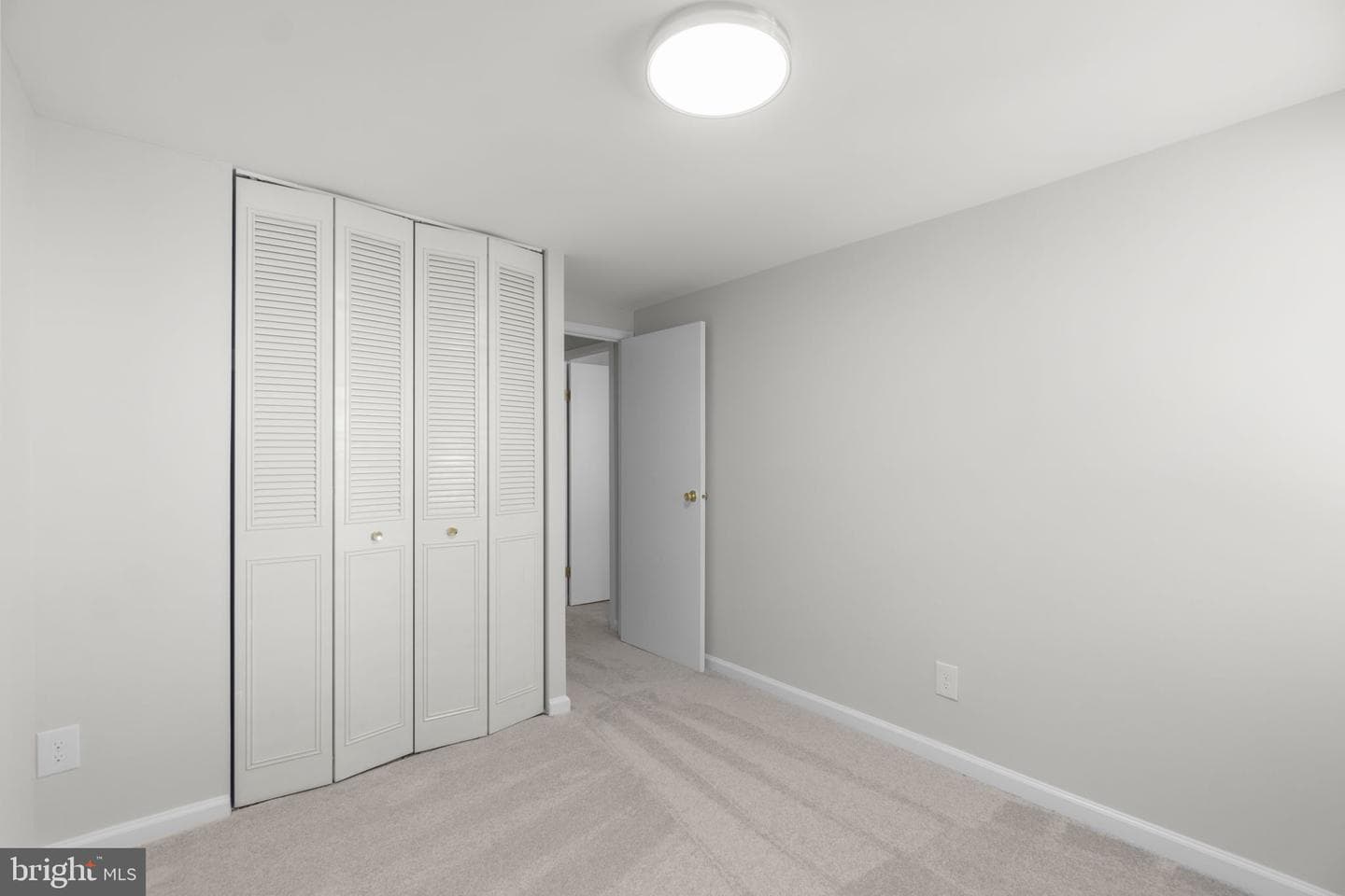 392 West Court #2b photo 32