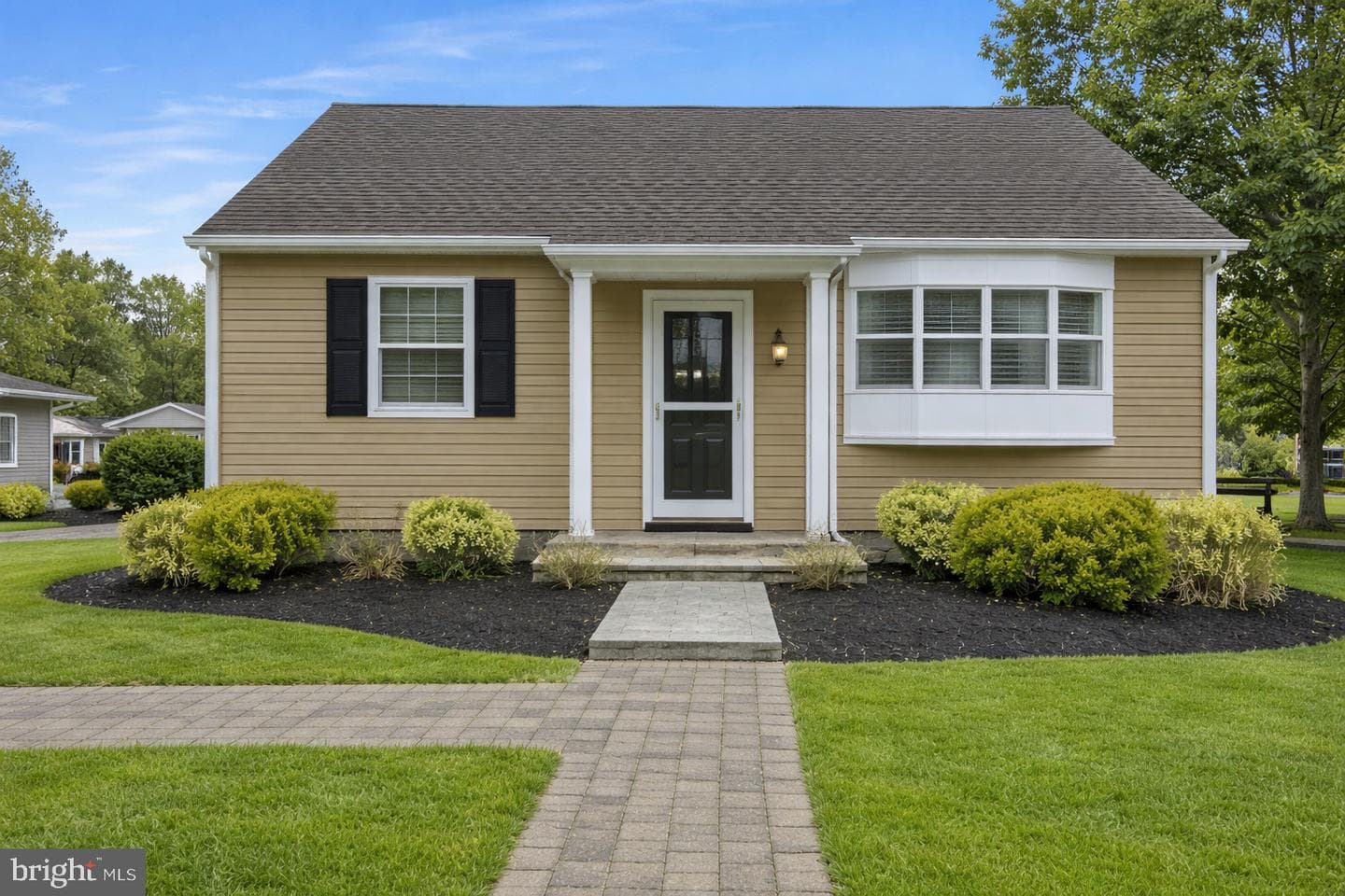 879 Stevenson Road photo 1