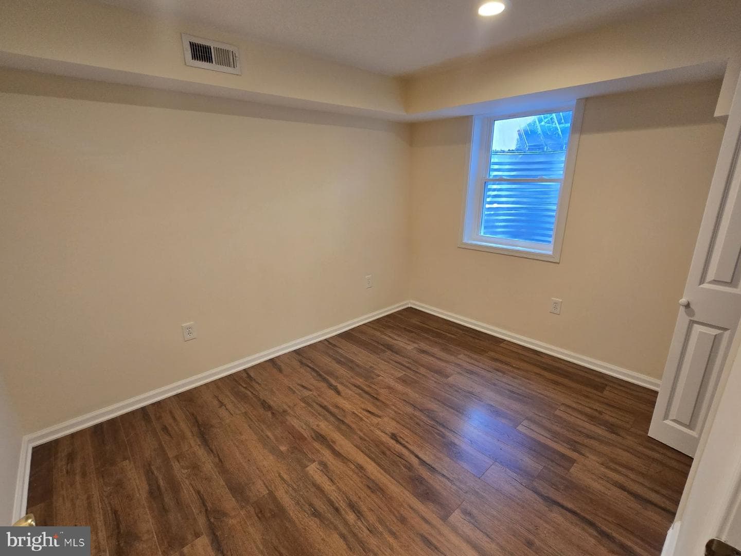 879 Stevenson Road photo 10