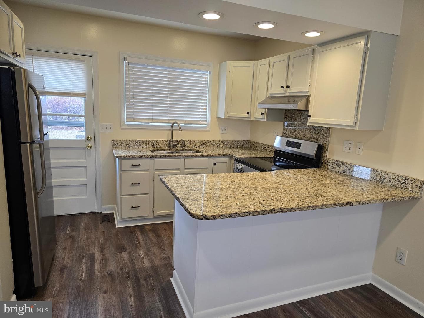 879 Stevenson Road photo 2