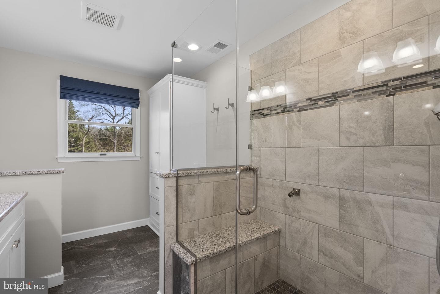 545 Devonshire Court photo 25