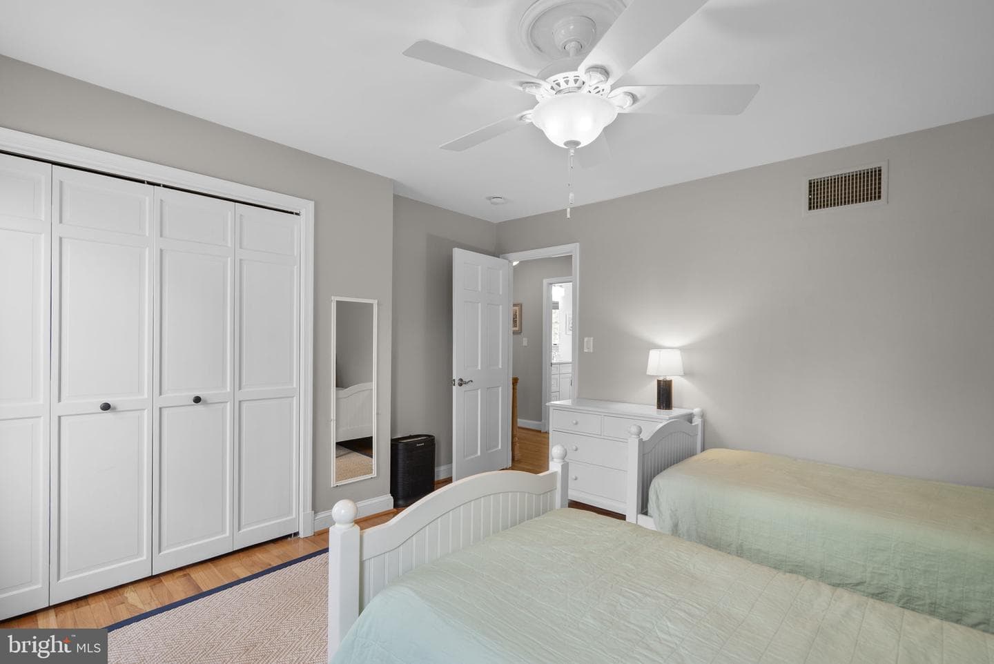 545 Devonshire Court photo 29
