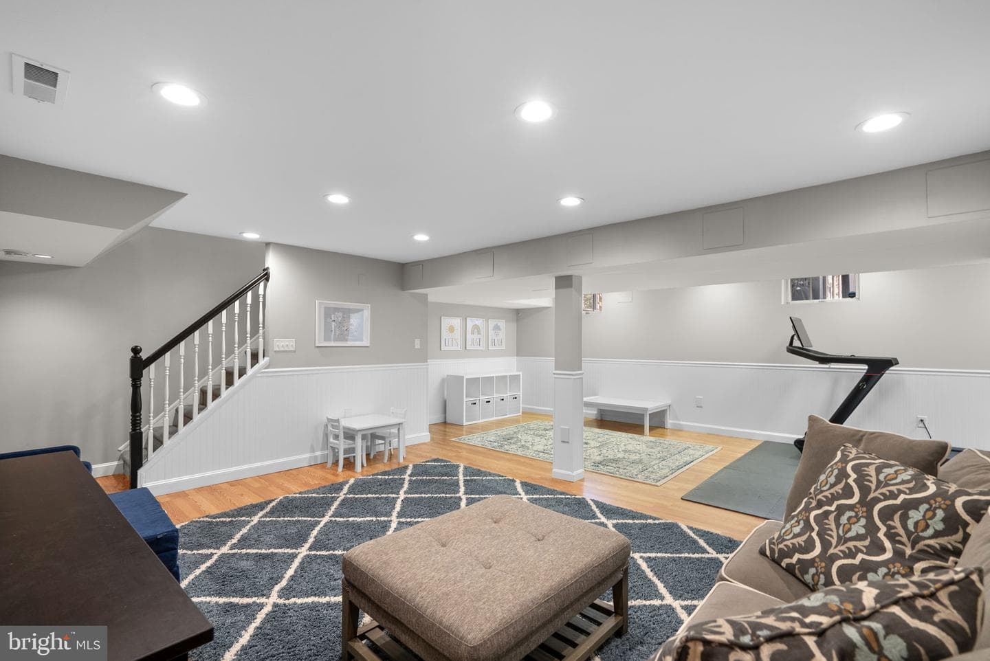 545 Devonshire Court photo 37