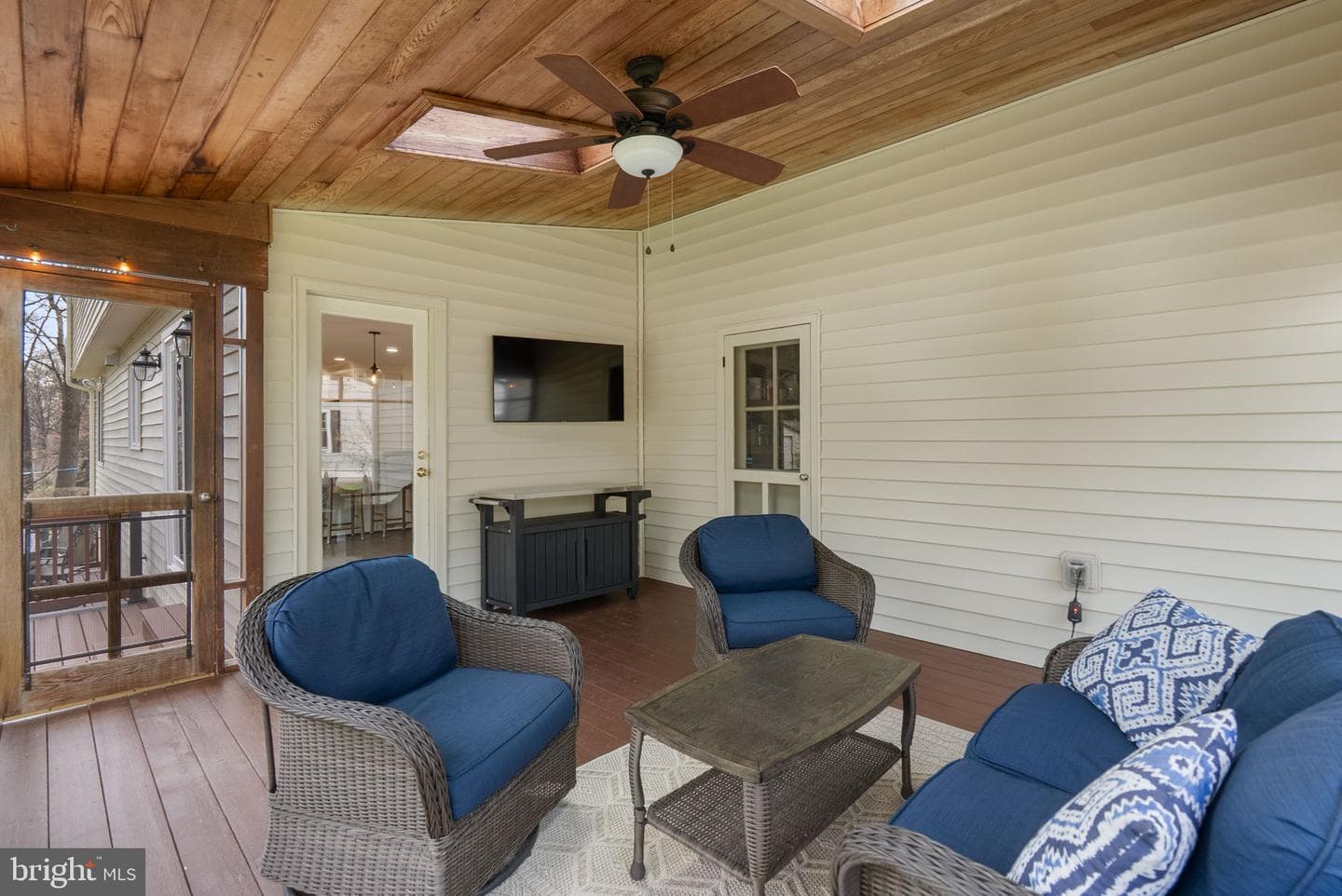 545 Devonshire Court photo 42