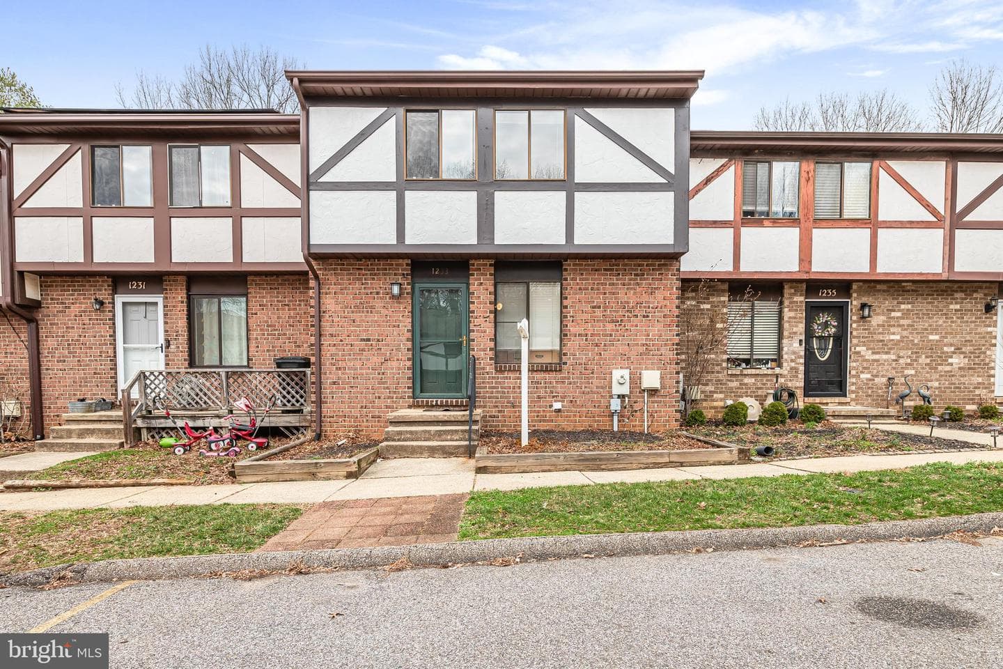 1233 Birchcrest Court photo 2