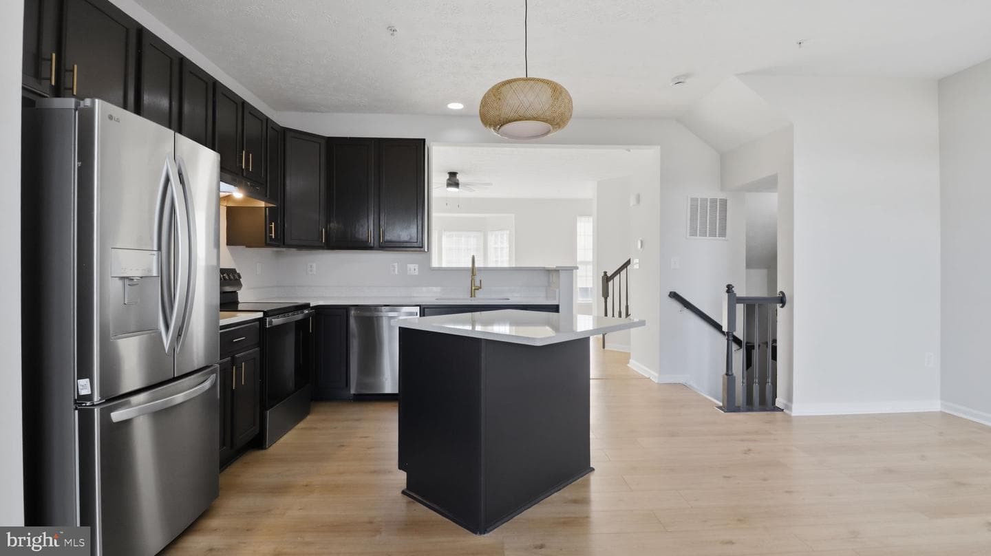 1404 Pangbourne Way photo 3