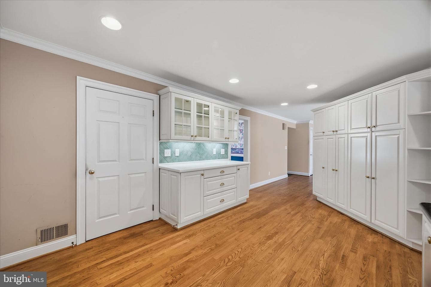 317 White Plains Court photo 9
