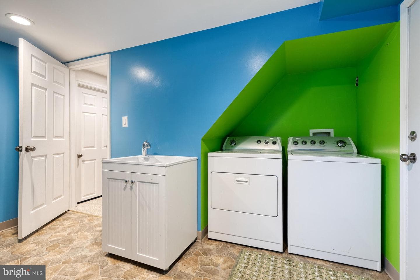 2 Mansion Road photo 34
