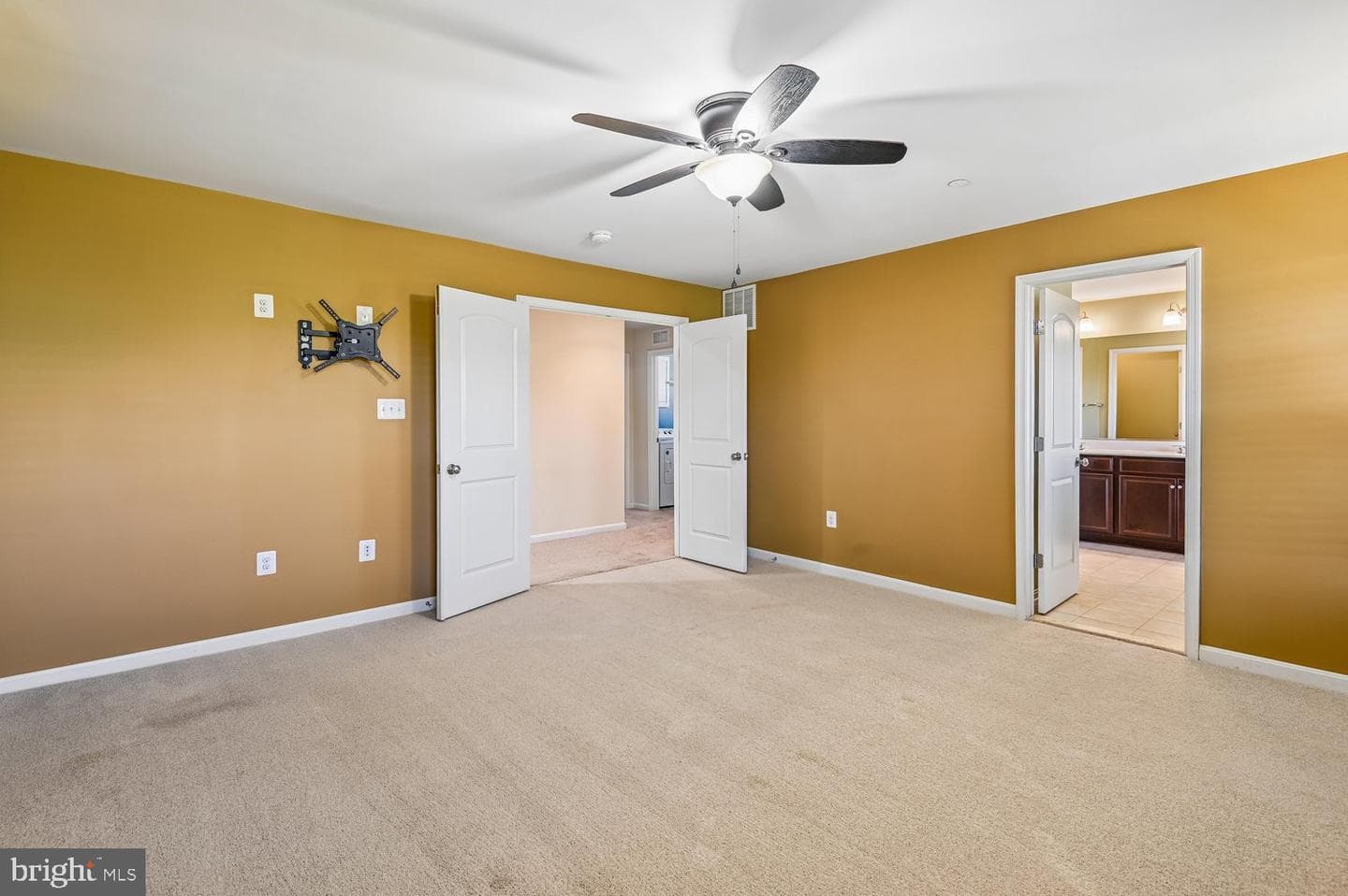 605 Strawberry Row photo 15