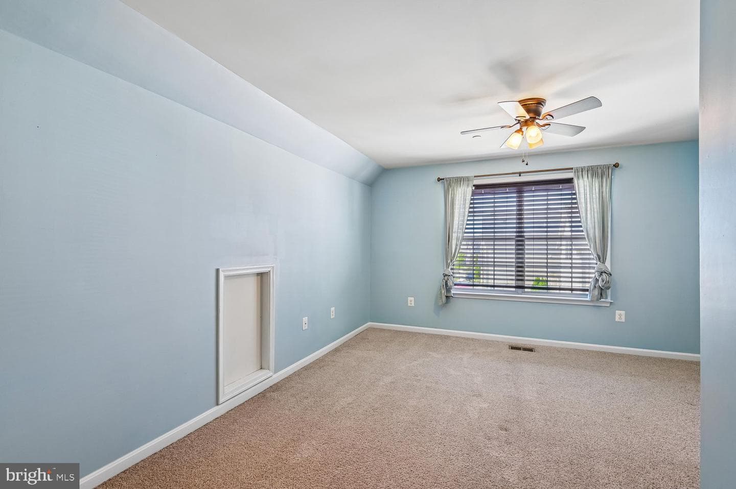 605 Strawberry Row photo 17