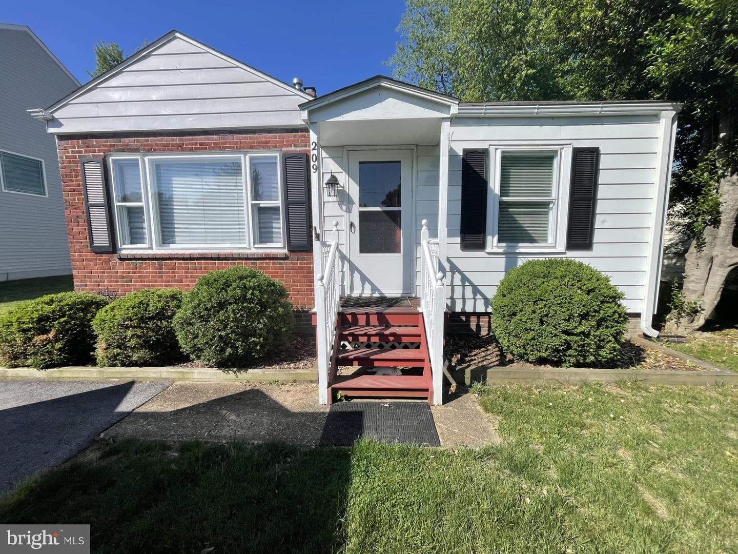 209 Beverley Avenue photo 12