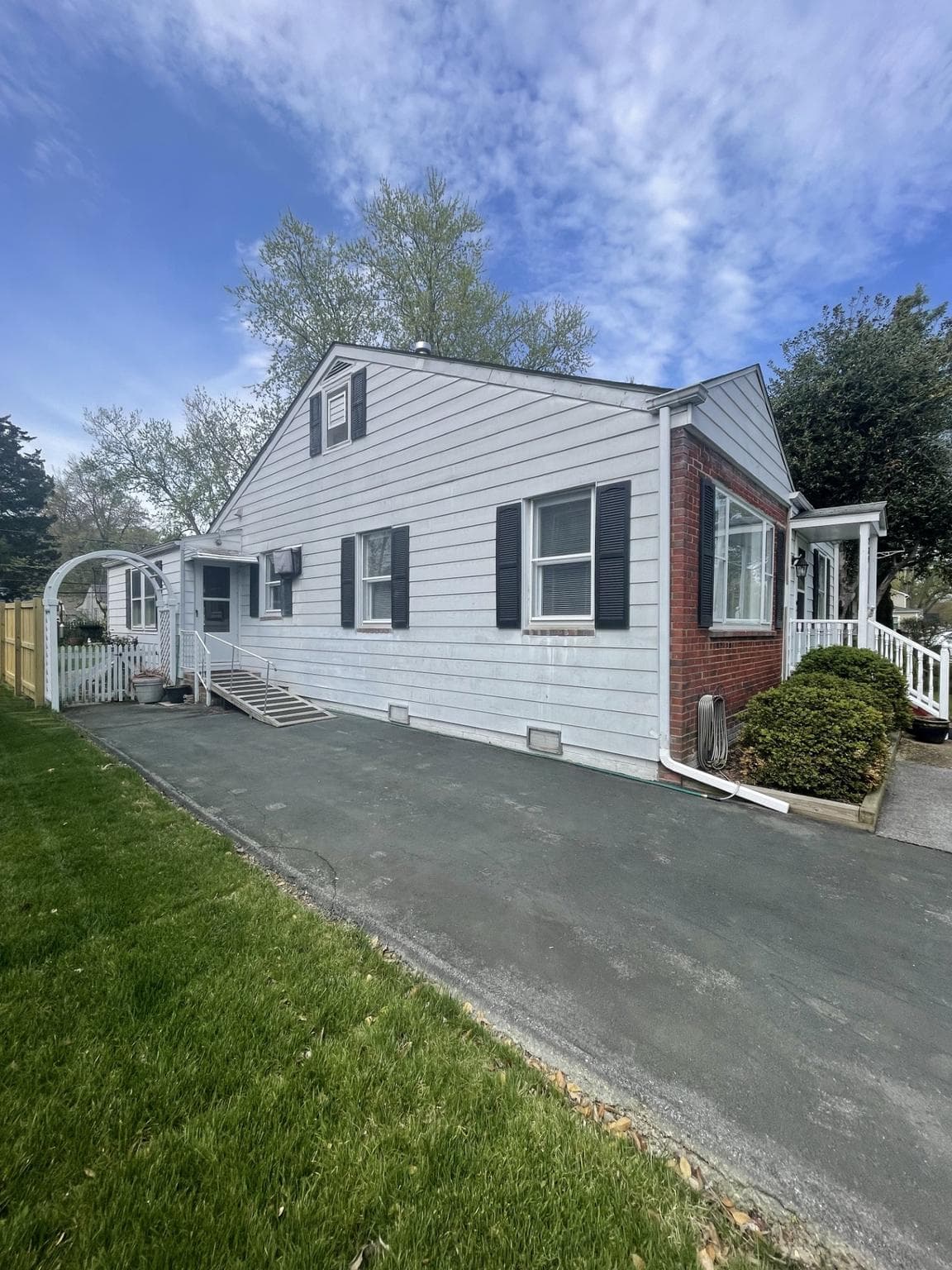 209 Beverley Avenue photo 3