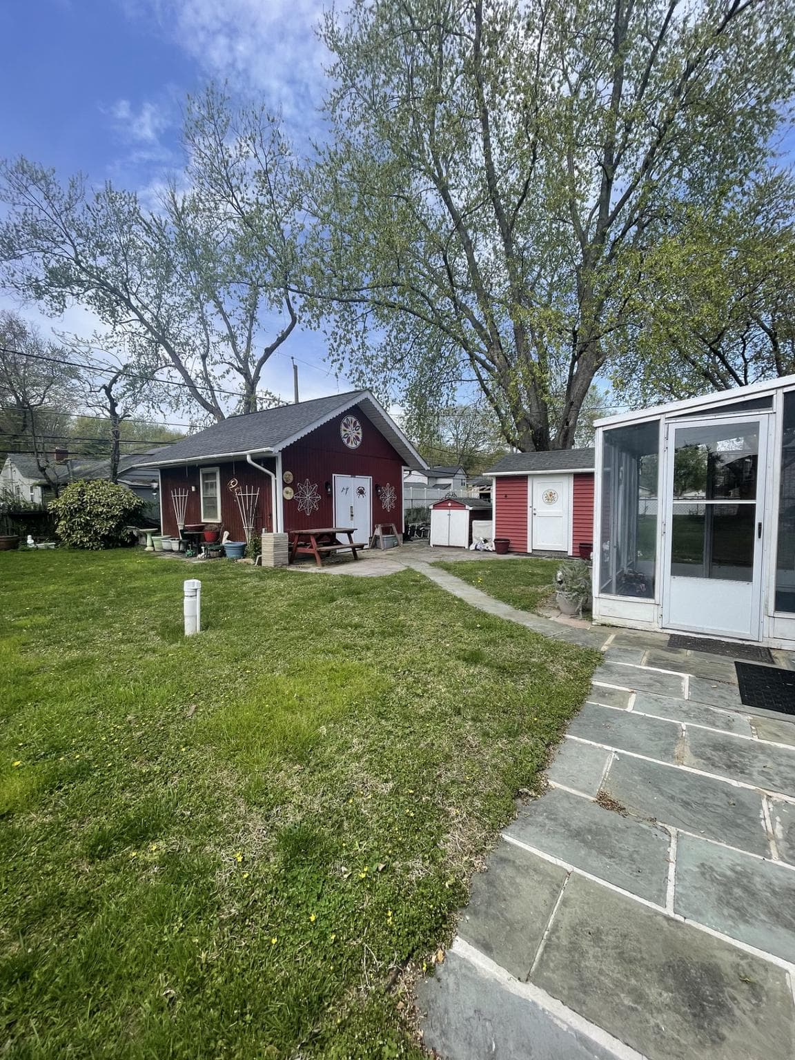 209 Beverley Avenue photo 5
