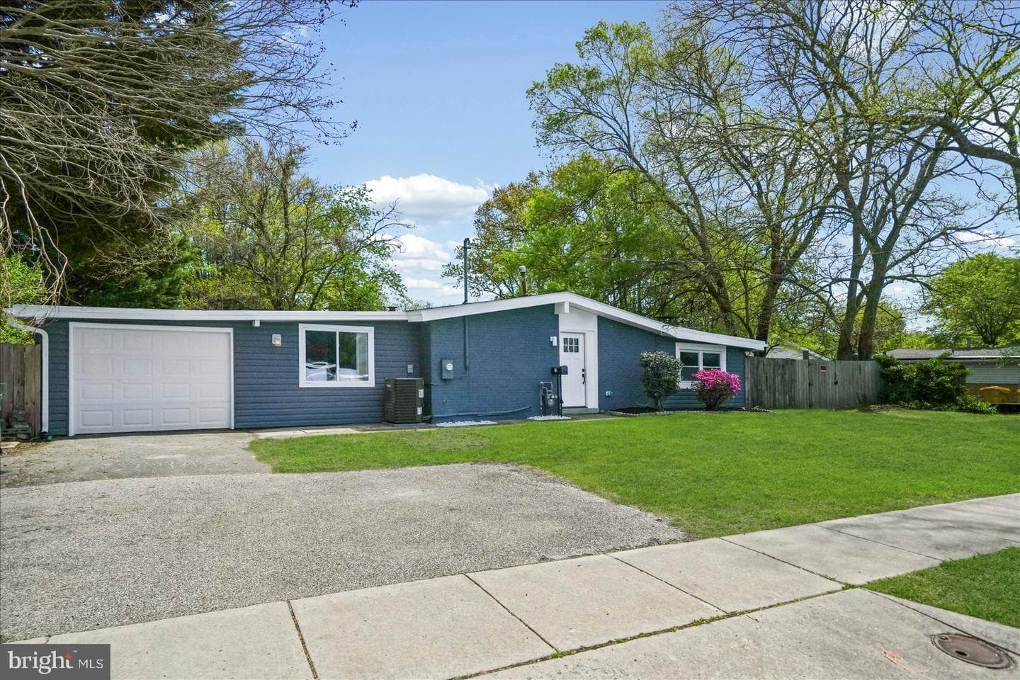 214 Saint James Drive photo 2
