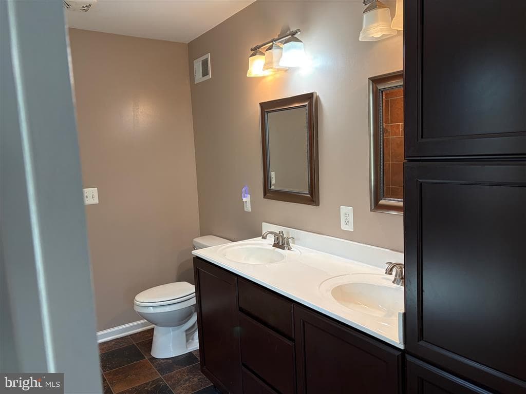 582 Richard Way photo 14